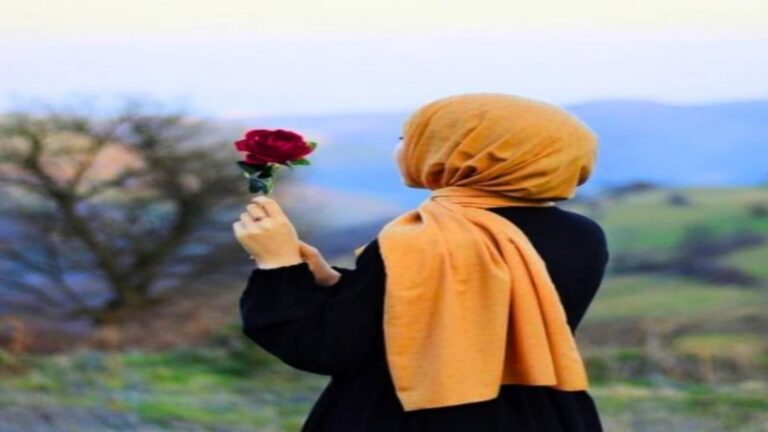 تعزيز الثقة بالنفس.. لمعالجة مشكلة مبالغة المراهقات في الاهتمام بمظهرهن