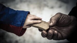 لا تنظر إليهم من علٍ فالنعمة دُوَل.. رفقًا بالضعفاء والمحتاجين